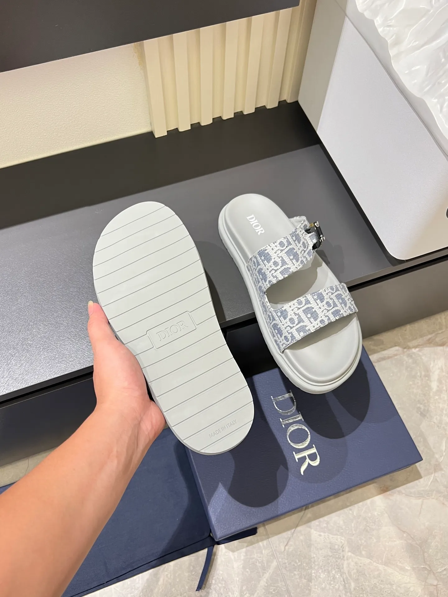 Men's Men's Shoes 💰p320 Dio* Men's Sandals Slippers. Showcasing Dior haute couture design. The Dior gray suede strap is accented with an aluminum Dior buckle for added style. Paired with a comfortable tonal notch sole, they pair easily with shorts or jeans for a sophisticated look. Main body: suede cow leather, technical fabric lining: cow leather, with adjustable straps, aluminum Dior buckle, Dior gray EVA insole, tonal notched rubber outsole splicing structure, size: 38-44 (customized at 45.46)